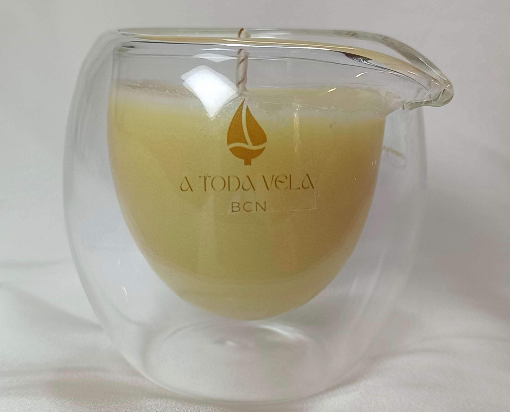 Vela de masaje Nagomi para meditación y rituales de bienestar, hecha con cera natural en Barcelona.