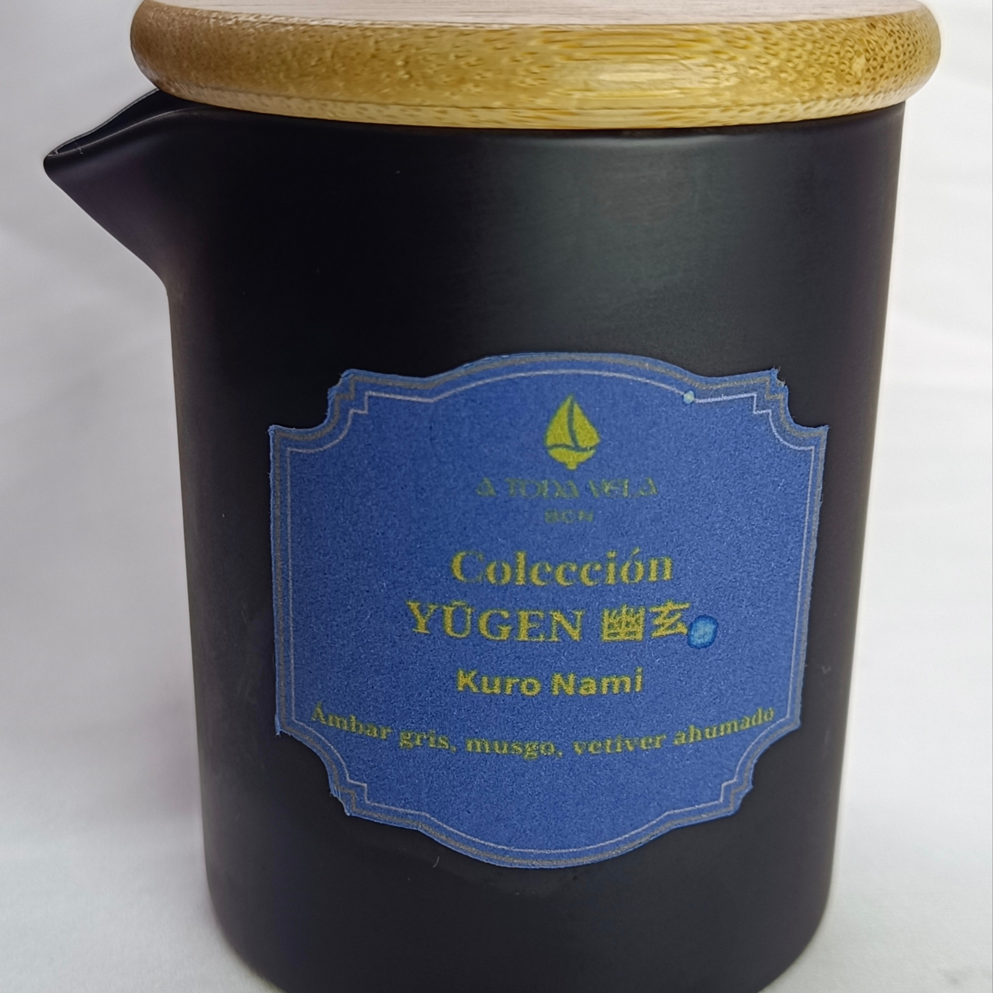 Vela de masaje sensual Yugen para un ritual romántico en pareja, hecha con cera natural en Barcelona.