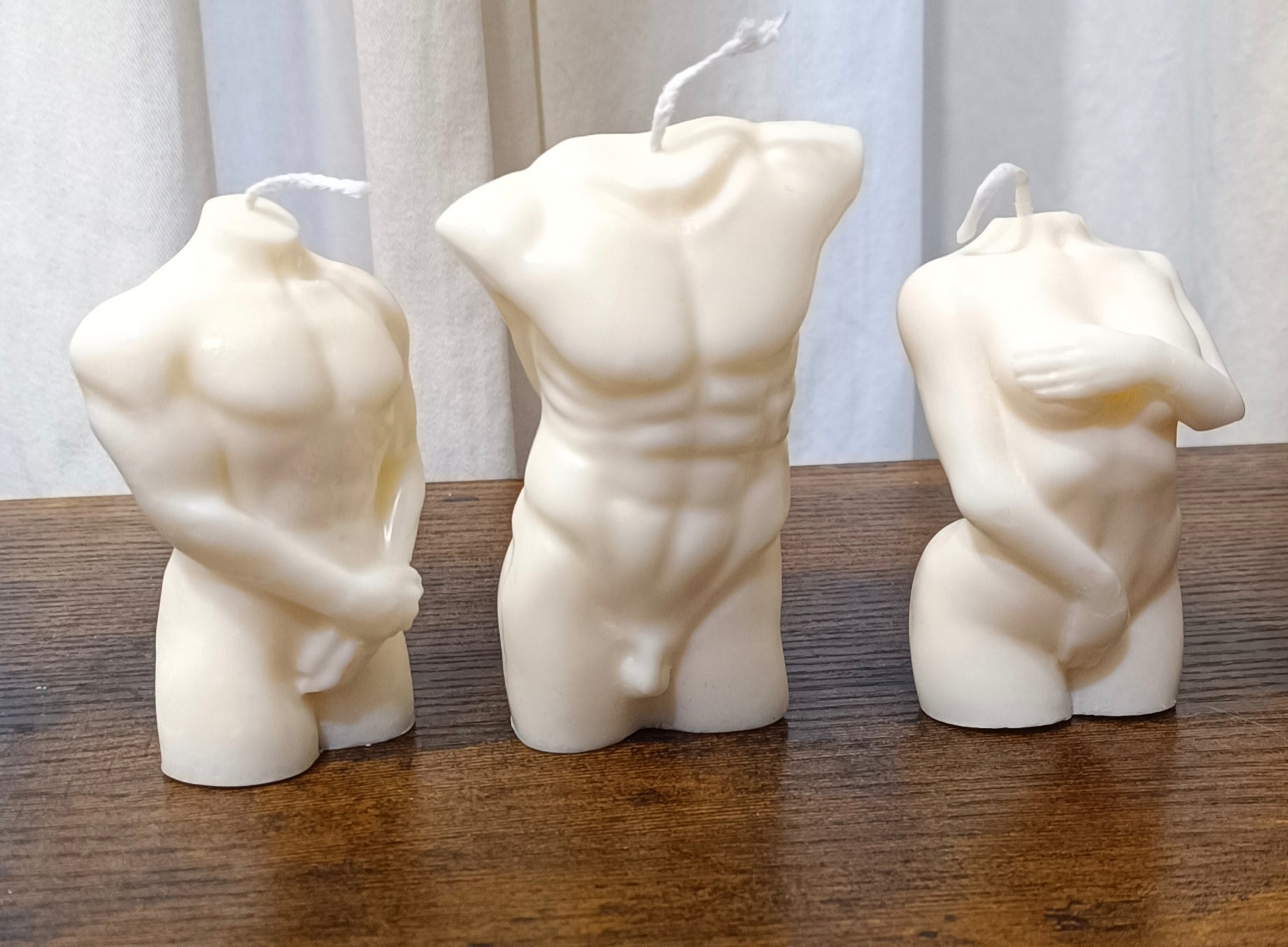 Colección de velas artesanales para despedidas de soltero: figuras de torso masculino y femenino desnudo, hechas a mano en Barcelona.