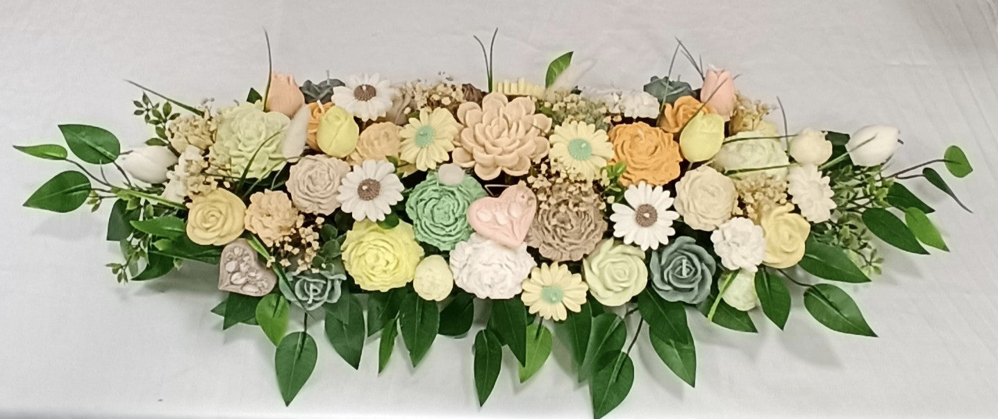 Centro de Mesa Floral de Cera Alejandría. Lujo rústico con flores en tonos pastel y verde salvia. Decoración ecológica y sostenible para eventos y hogar.