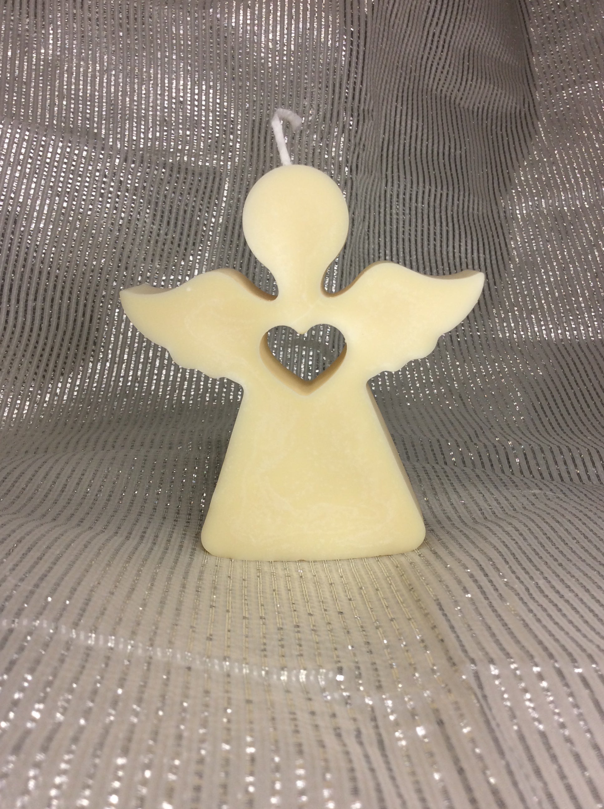 Vela de ángel moderno con corazón calado.