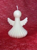  ángel clásico y túnica sobre fondo rojo.