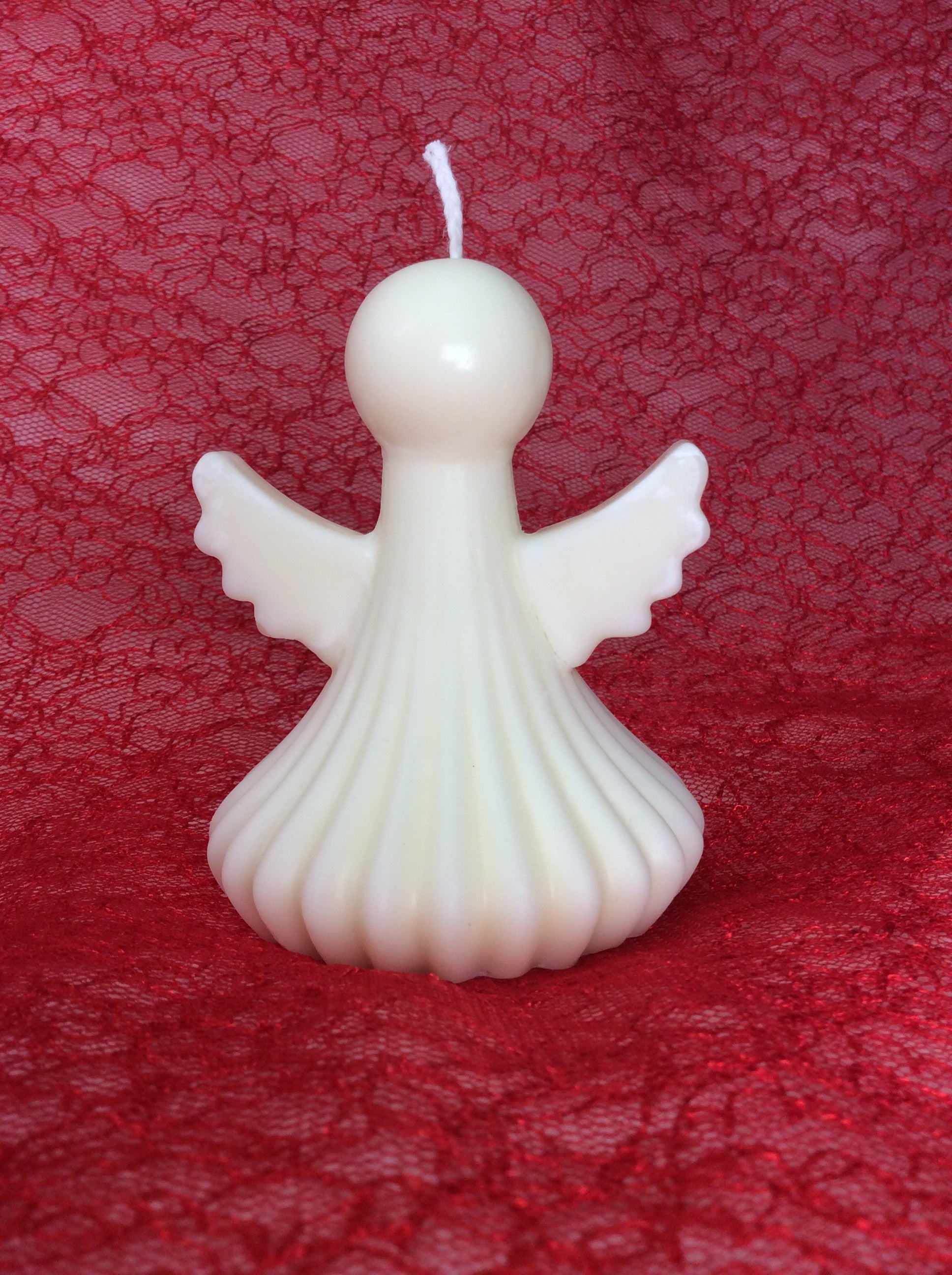  ángel clásico y túnica sobre fondo rojo.