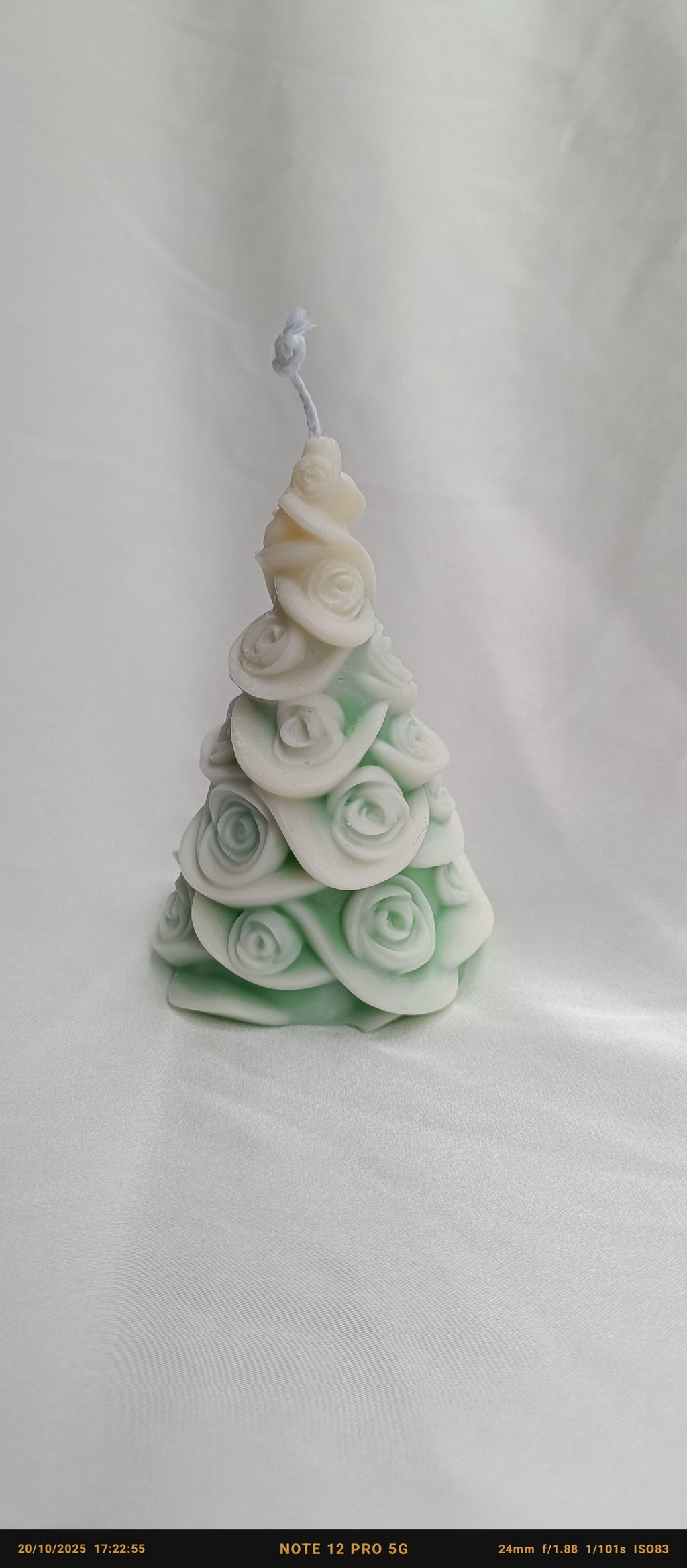 Vela artesanal Árbol de Navidad con diseño de rosas en relieve y efecto nevado, tonos blancos y verde menta.