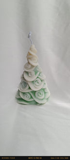 Vela artesanal Árbol de Navidad con diseño de rosas en relieve y efecto nevado, tonos blancos y verde menta.