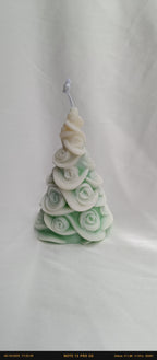Detalle de vela Árbol de Navidad artesanal, cubierta de rosas blancas y verdes, ideal como decoración romántica.