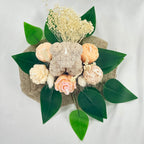 Vista superior del Centro de Velas Atenas. Composición floral de ternura y corazón, souvenir de lujo ecológico para conexión emocional.