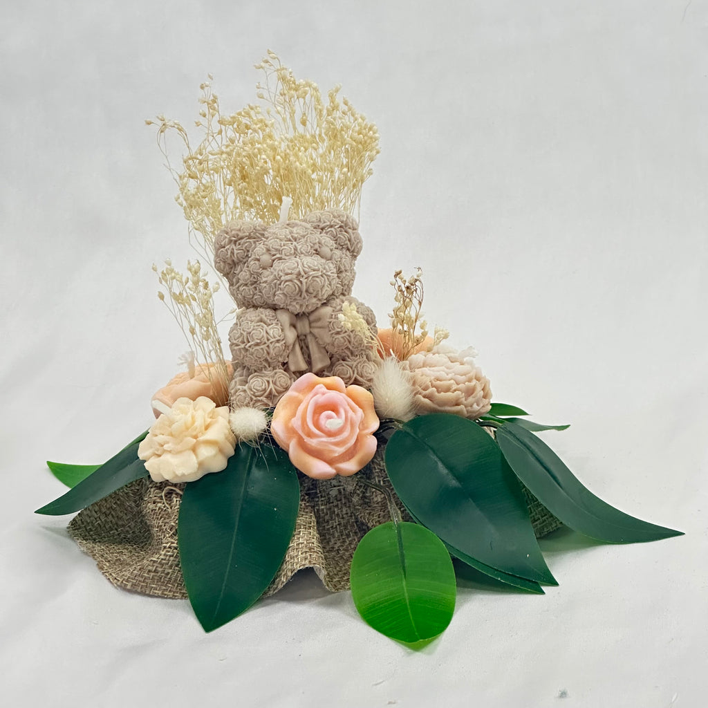 Centro de Velas Atenas de lujo. Composición artesanal con osito de rosas y flores de cera sobre arpillera rústica. Regalo de ternura 100% ecológico.