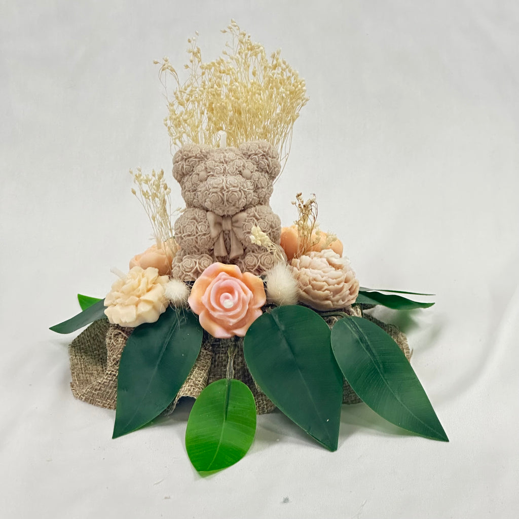 Arreglo de velas de cera vegetal, osito central y flores secas. Detalle de lujo, ideal para decoración de baby shower, cumpleaños o mesas de regalo.