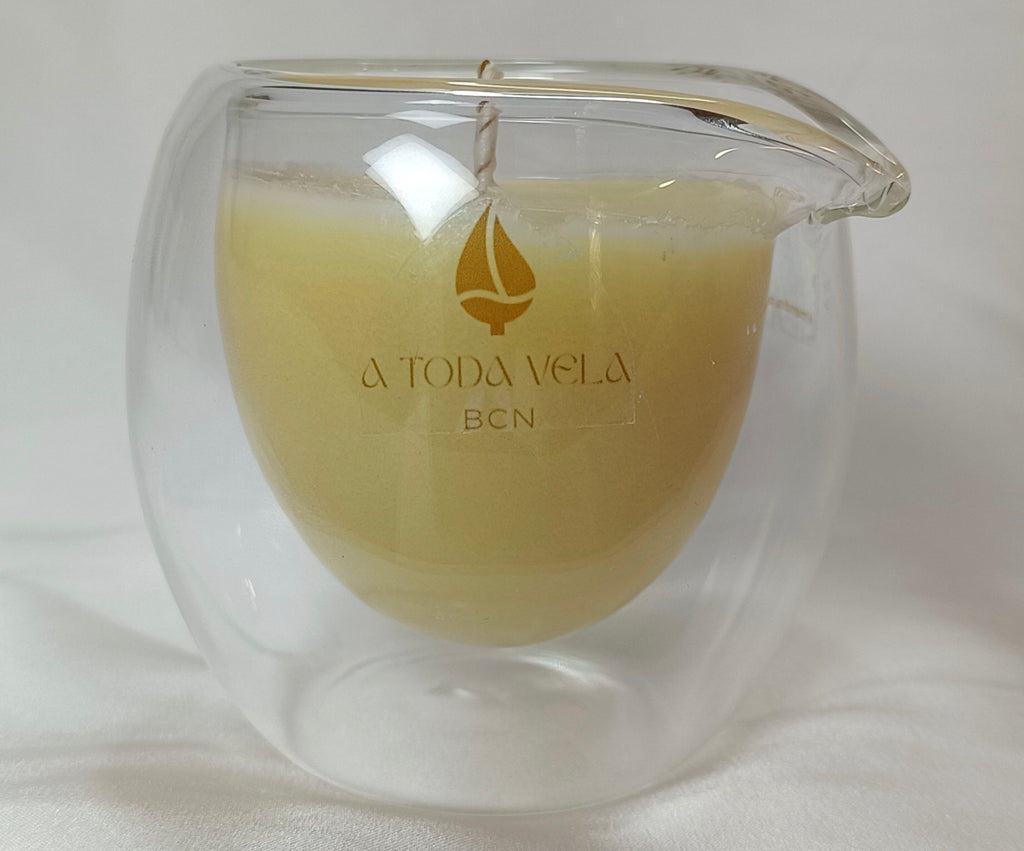 Vela de masaje Nagomi 'Shiro Miel' en recipiente de cristal de doble pared, para un ritual de bienestar con aroma dulce y nutritivo.