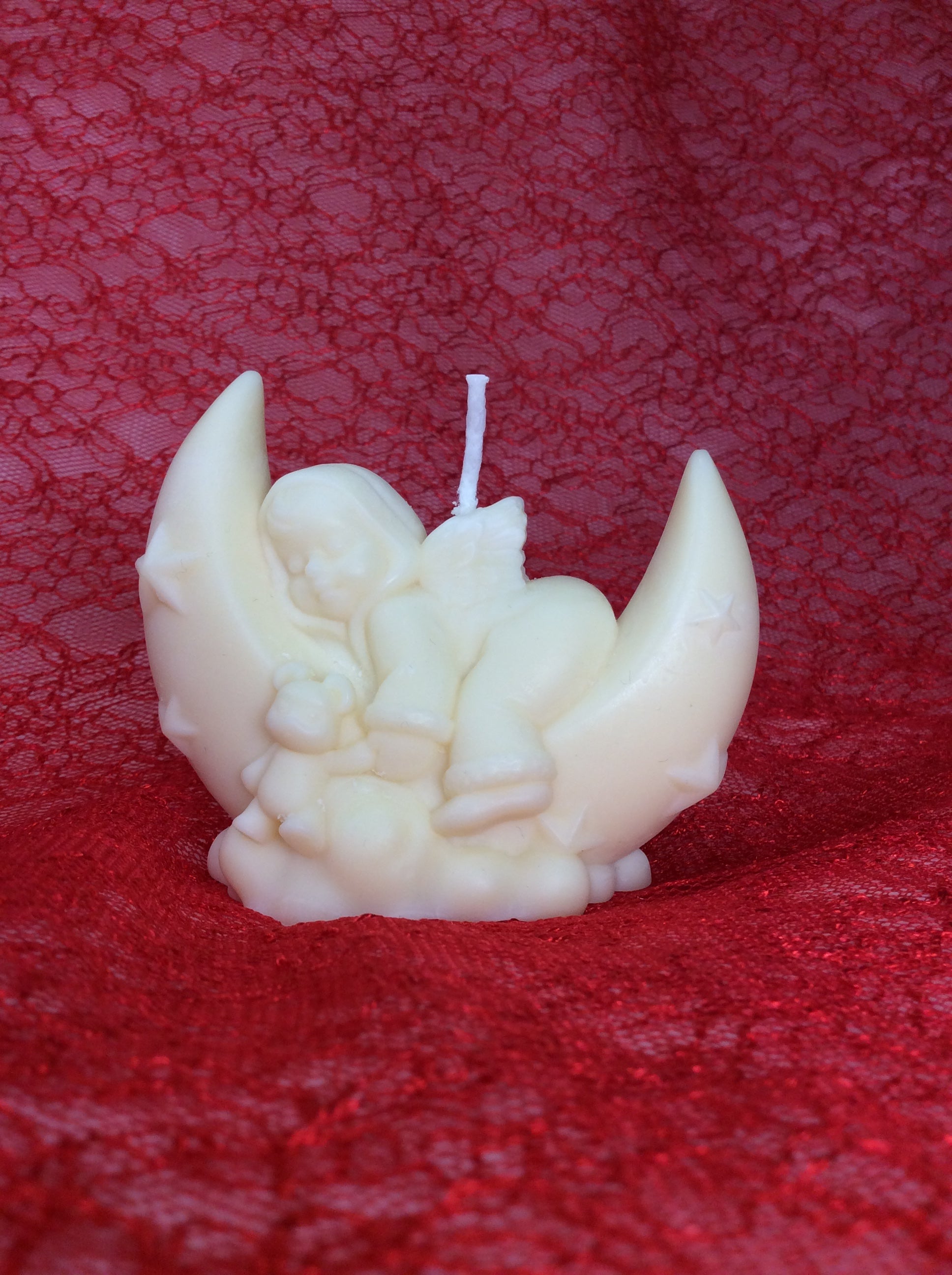 Vela de bautizo con forma de bebé ángel durmiendo en la luna.