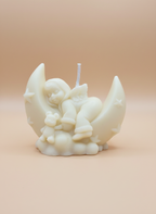Vela aromática recuerdo bautizo artesanal con figura de bebé ángel y luna con estrellas
