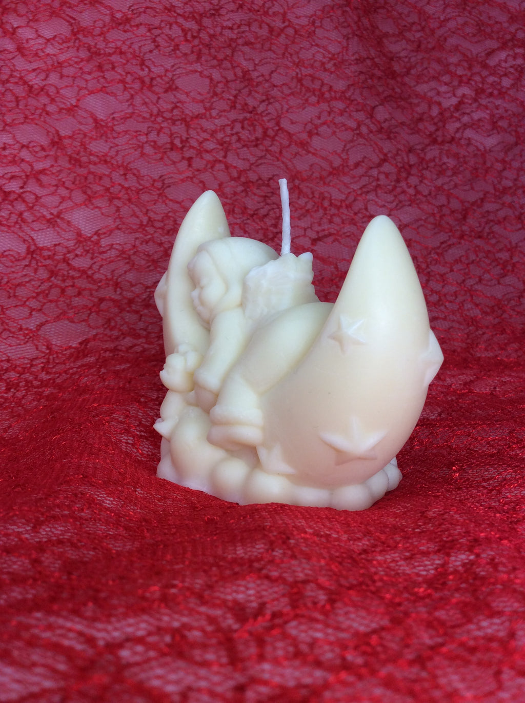 Vela artesanal para regalo de bautizo de bebé en luna con estrellas.