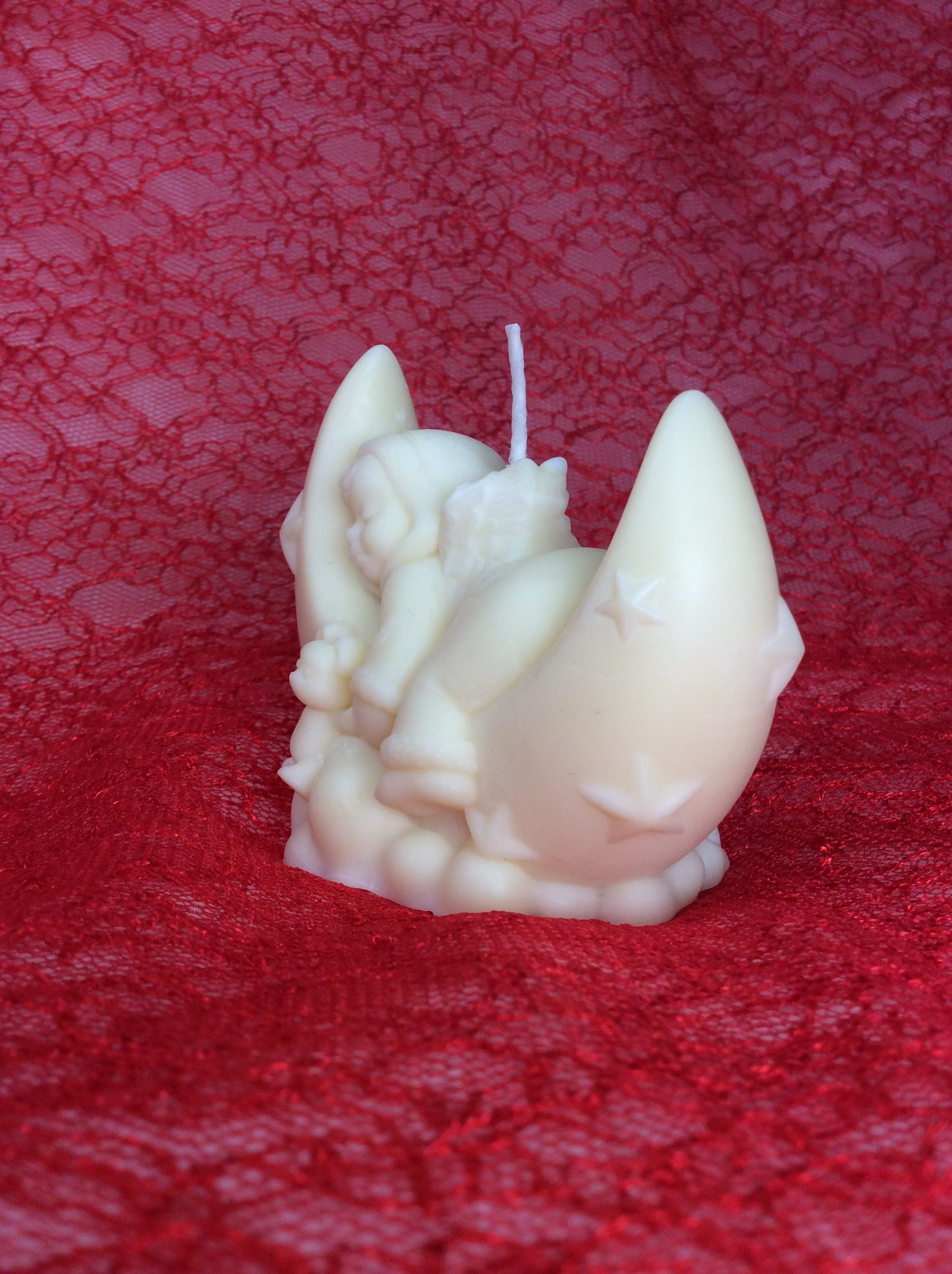 Vela artesanal para regalo de bautizo de bebé en luna con estrellas.