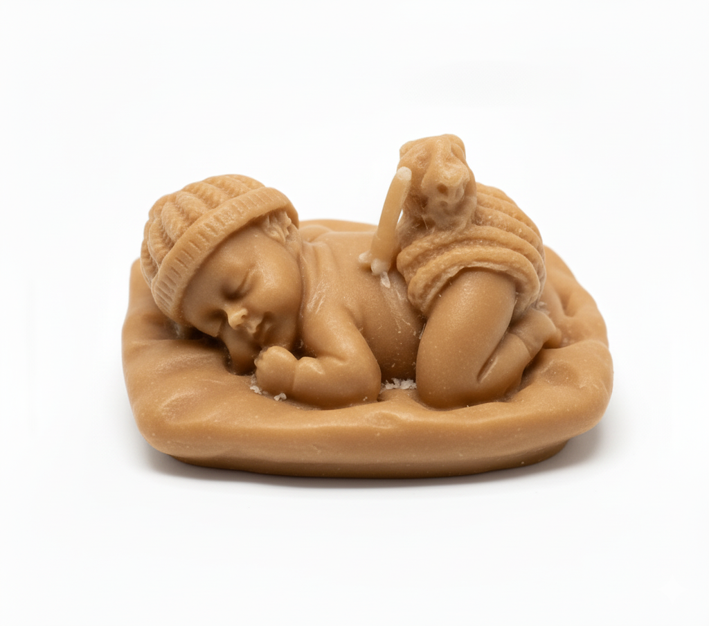 Vela de cera Bebé Durmiendo, color nude. Detalle tierno y elegante para Baby Shower, símbolo de la bienvenida al bebé. Ecológico y hecho a mano.