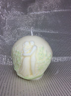 Vela de boda con relieve de pareja de novios abrazados.