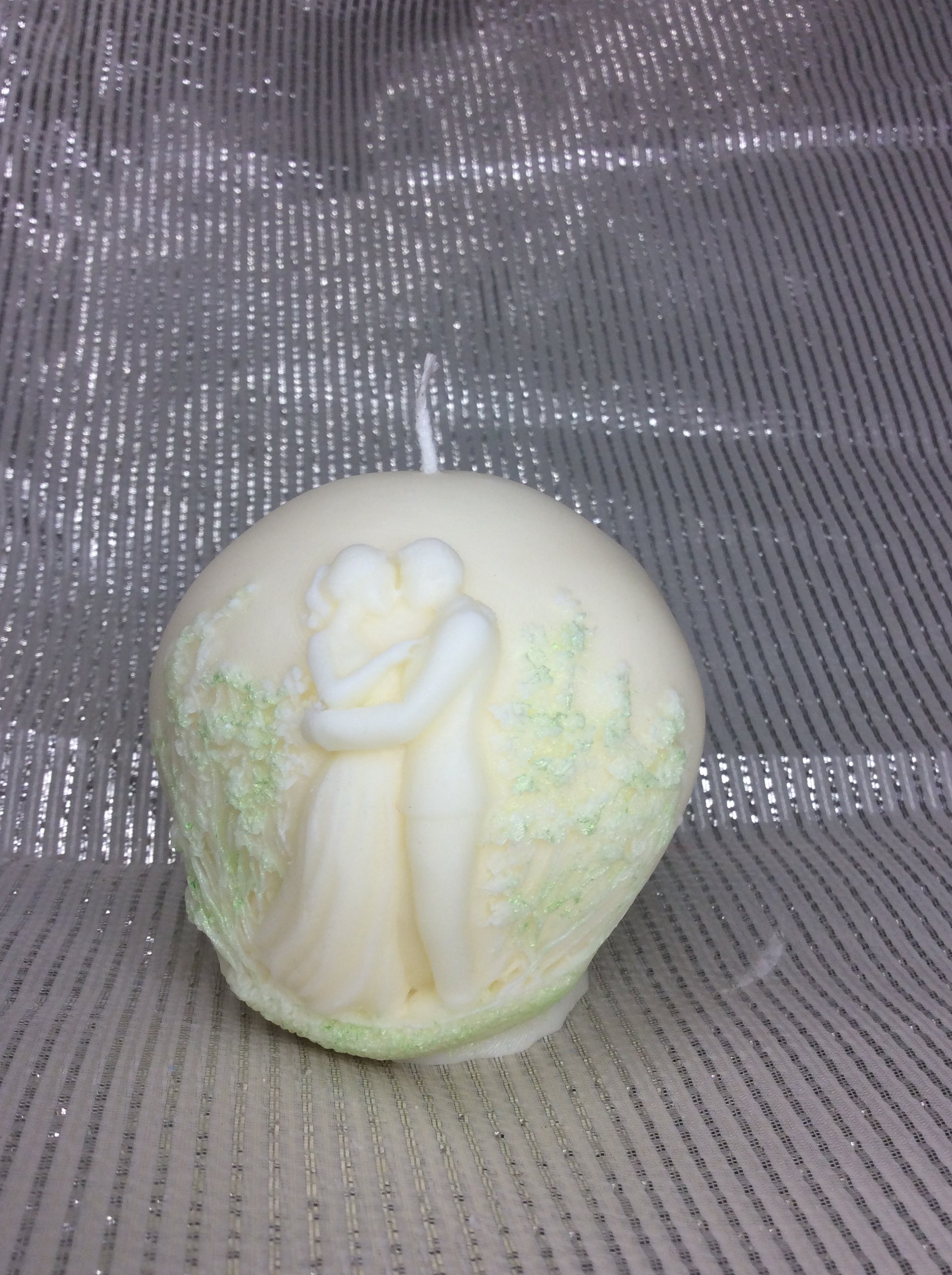 Vela de boda con relieve de pareja de novios abrazados.