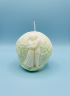 ela aromática regalo boda esférica con relieve 3D de pareja de novios abrazados.