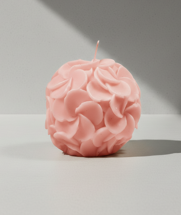 Vela Esfera de Pétalos escultura, color rosa pálido. Detalle de lujo artesanal, souvenir ecológico ideal para Quinceañera y eventos temáticos.