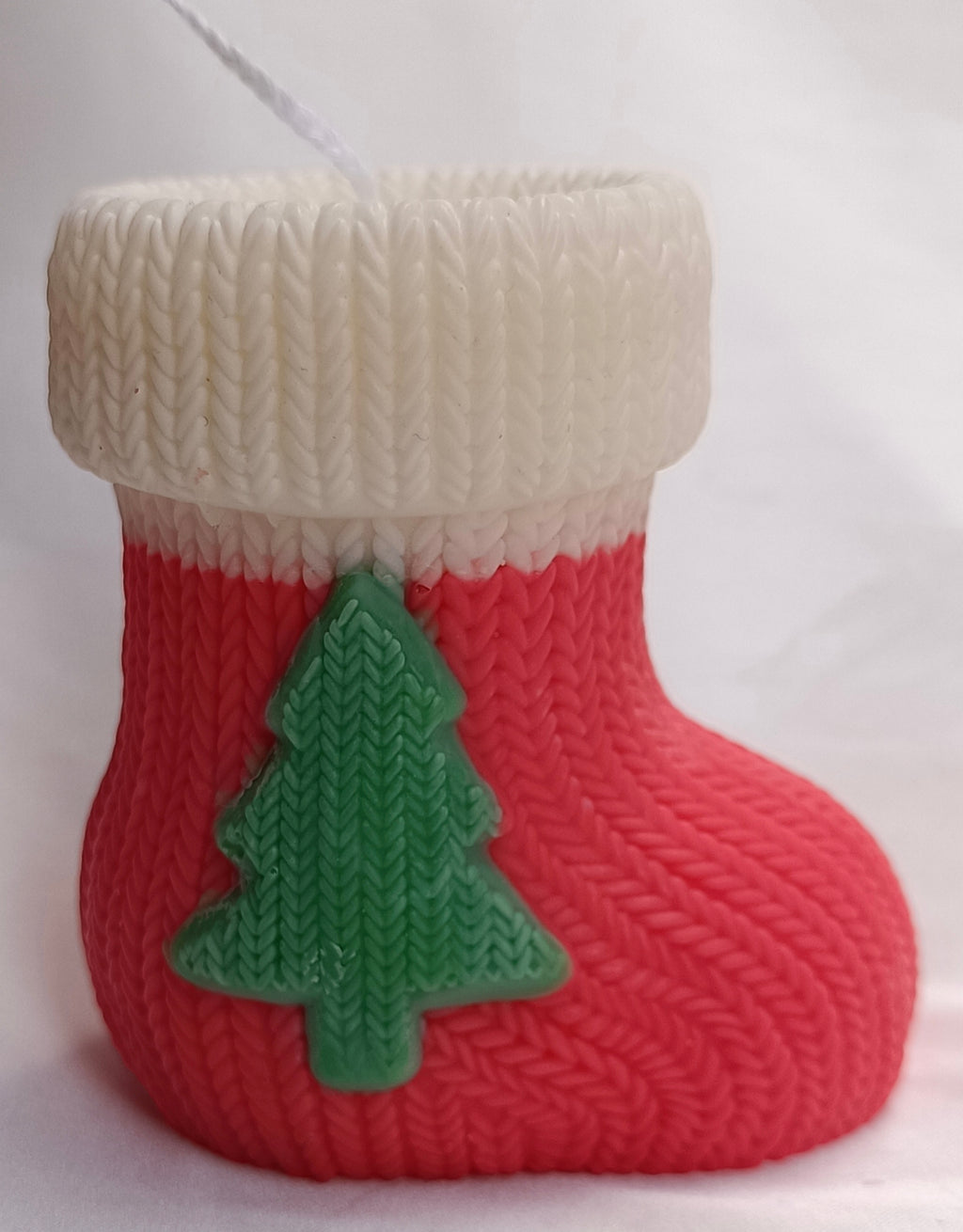 Vela Bota de Navidad artesanal con textura de punto, adorno de árbol verde y puño blanco, hecha a mano en Barcelona.