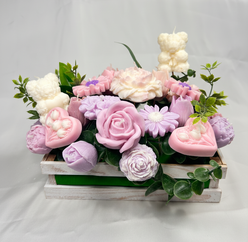 Caja Vintage de Flores Valencia. Arreglo de lujo con velas de osito y corazones de bebé. Decoración vintage y ecológica ideal para Baby Shower o Bautizo.
