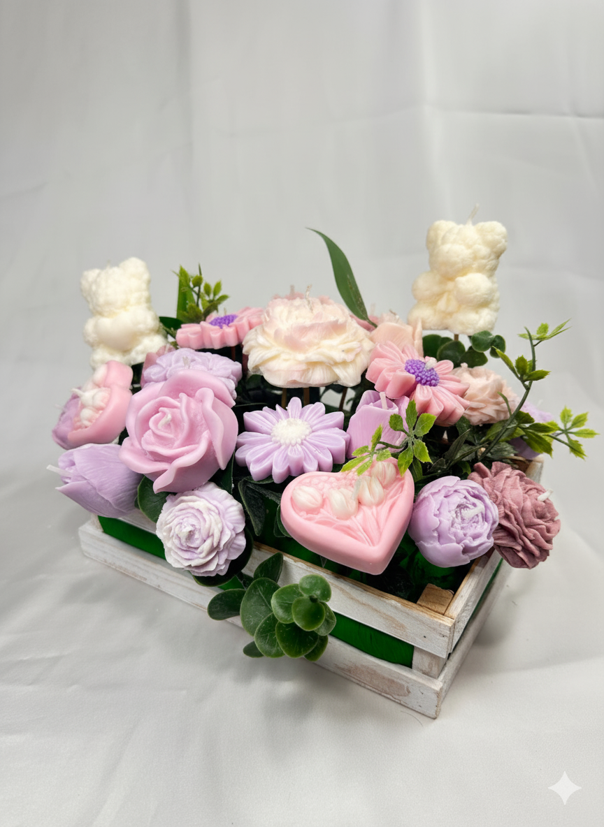 Centro de velas de cera vegetal en caja de madera. Escultura floral vintage con figuras de bebé, souvenir de lujo para regalo de nacimiento.