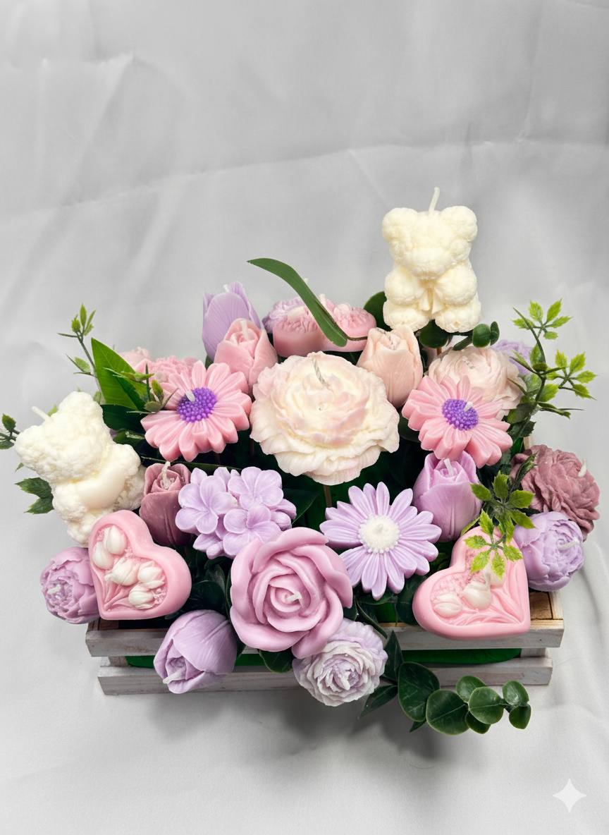 Detalle de la Caja Valencia. Arreglo floral de lujo en tonos rosa, lila y crema. Flores de cera y figuras de ositos 100% ecológicas.