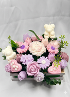 Detalle de la Caja Valencia. Arreglo floral de lujo en tonos rosa, lila y crema. Flores de cera y figuras de ositos 100% ecológicas.