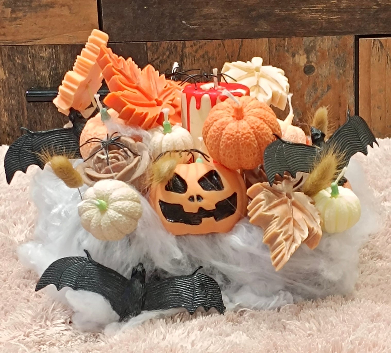 Centro de Mesa Artesanal de Halloween con Flores de Cera