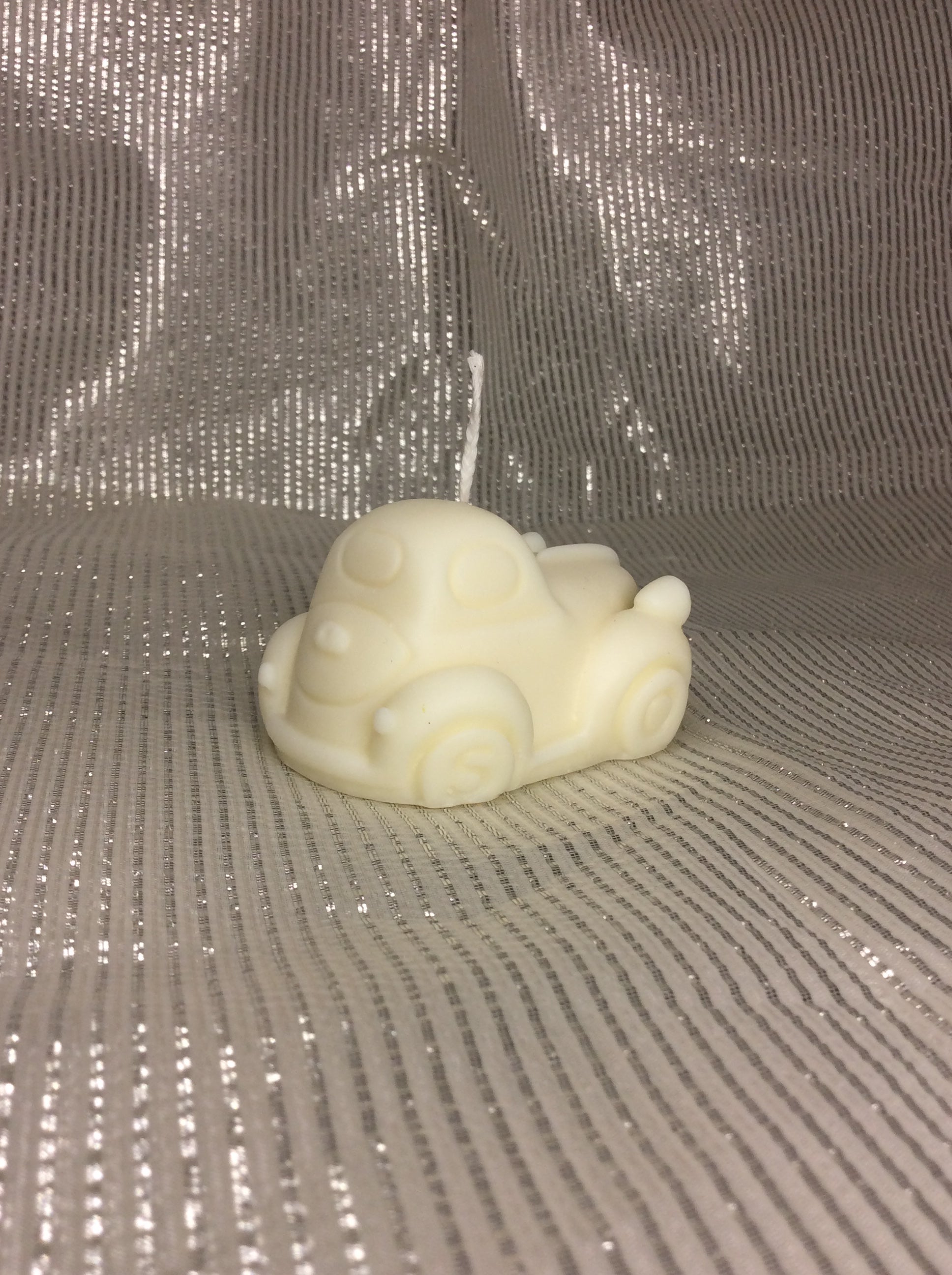 Vela de cumpleaños con forma de coche vintage para fiesta infantil.