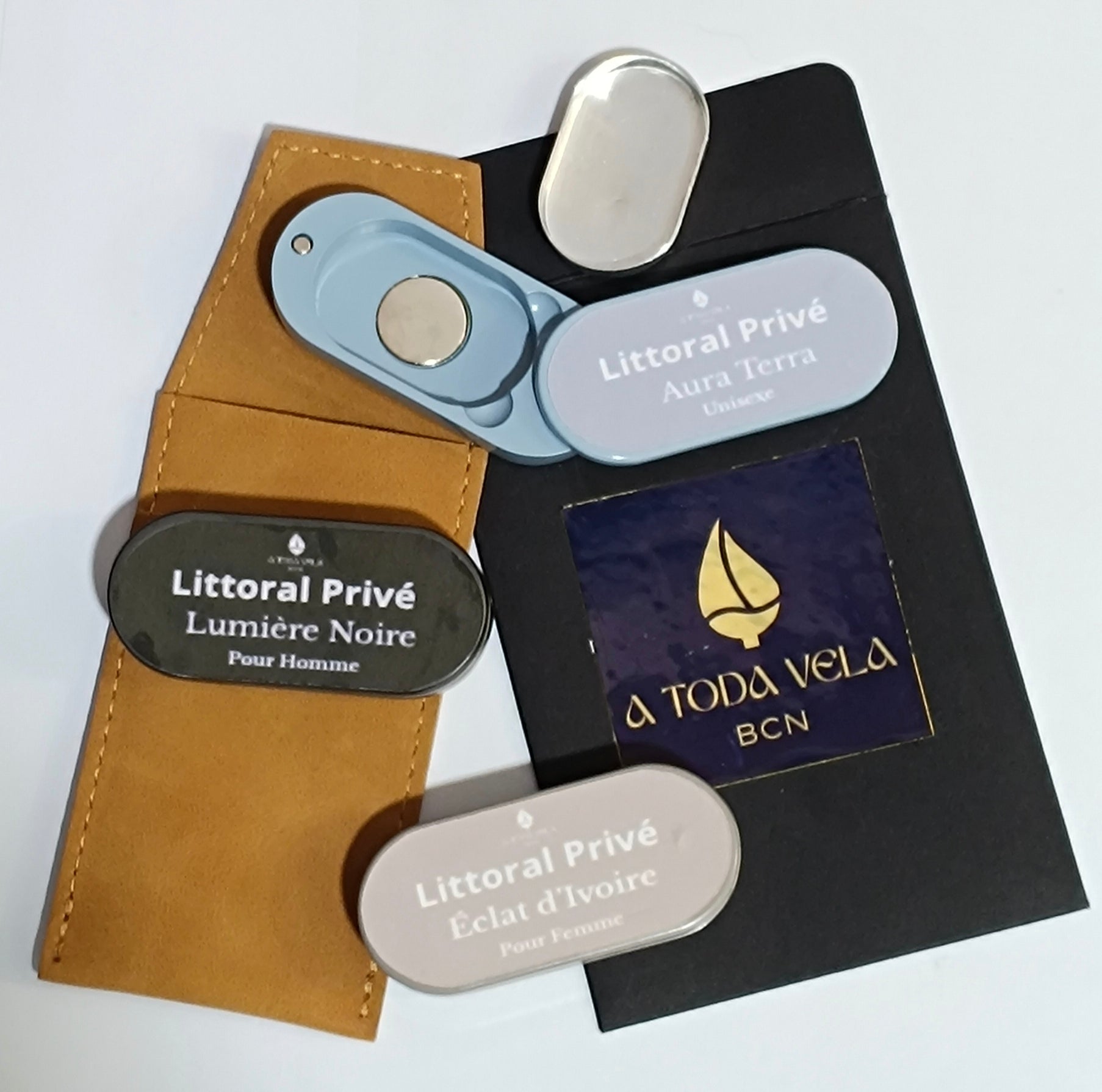 Colección completa de perfumes sólidos Litoral Privé: Aura Terra (unisex), Lumière Noire (hombre) y Éclat d'Ivoire (mujer), lujo natural hecho en Barcelona.