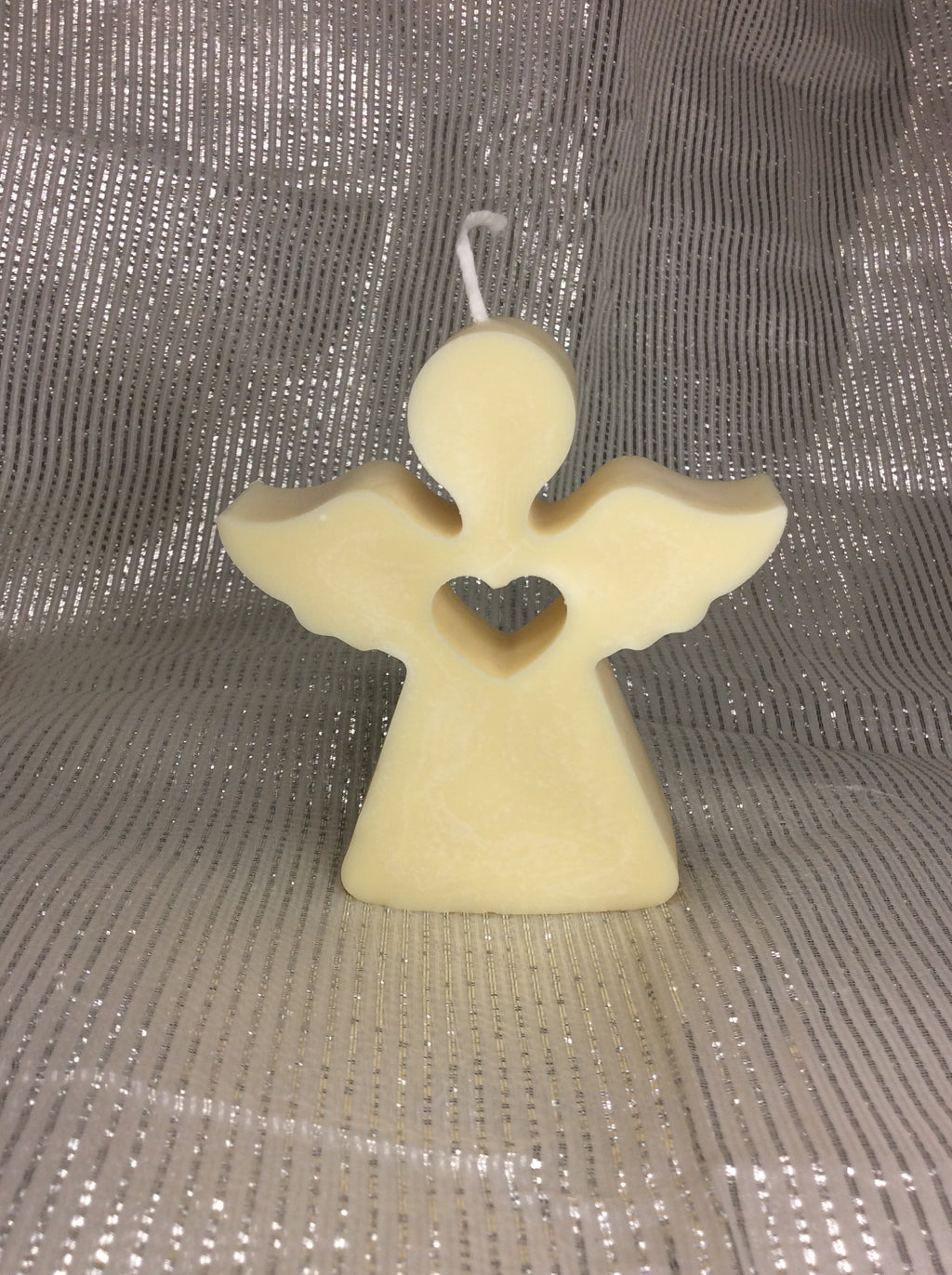 Vela artesanal de ángel con corazón para recuerdo de Comunión.