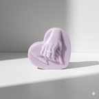 Vela Corazón Lila Manos Entrelazadas. Souvenir de lujo y amor, escultura de cera vegetal para eventos nupciales y regalo de aniversario.