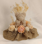 Centro de velas para baby shower con osito de cera en mesa de celebración infantil