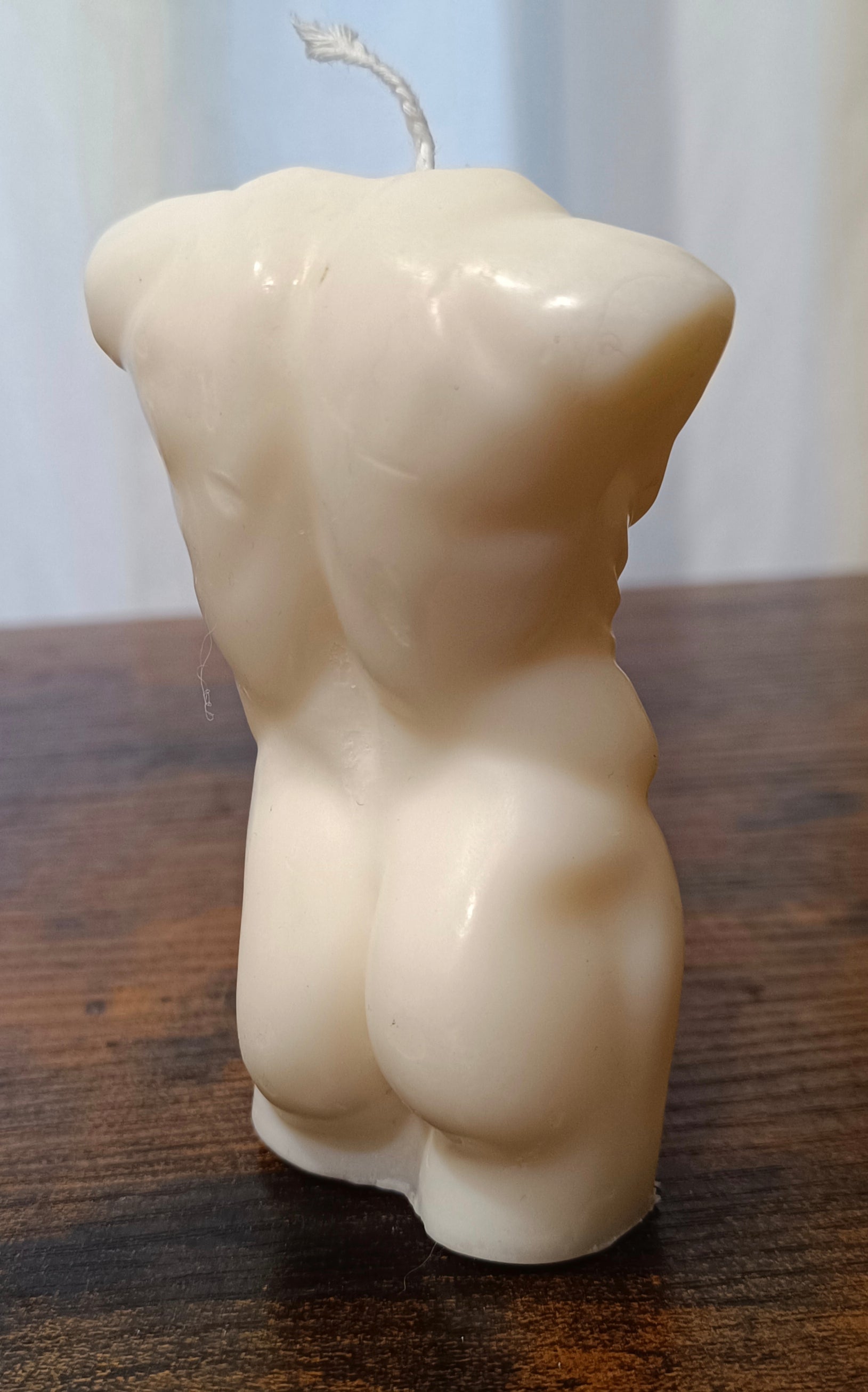 Vela artesanal en forma de torso masculino desnudo (espalda y glúteos), ideal para despedidas de soltero.