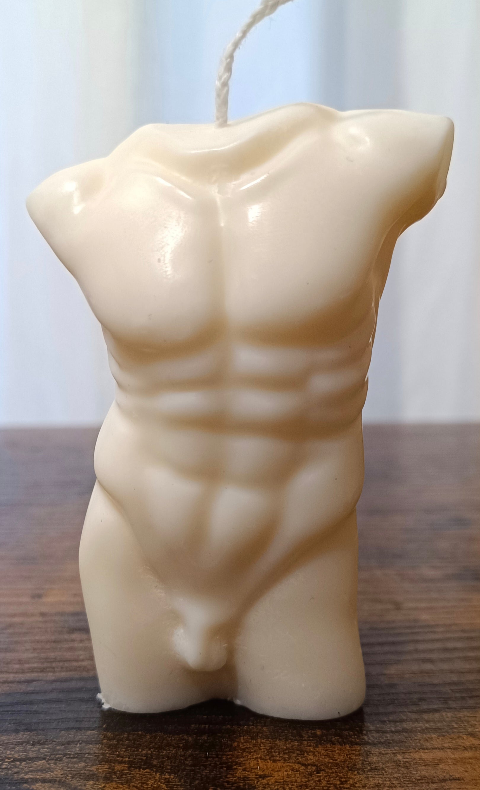 ela figura hombre desnudo (torso frontal) con detalles realistas, decoración para despedidas de soltero en Barcelona.