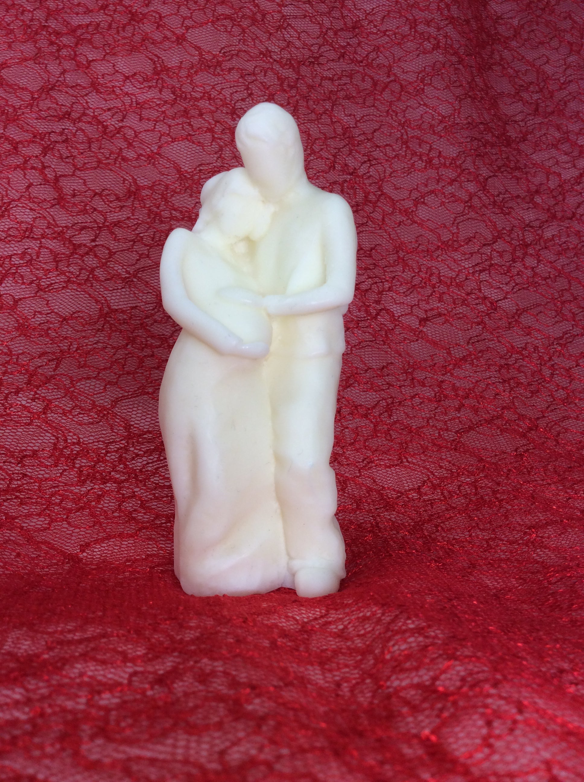 Vela artesanal de pareja embarazada abrazada para regalo de baby shower.