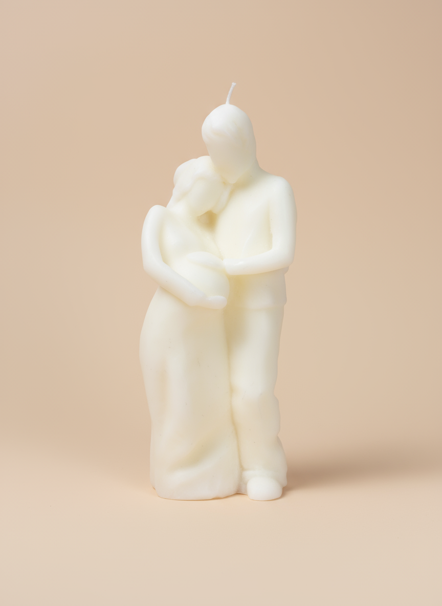 Vela regalo para baby shower minimalista con escultura de pareja embarazada en cera blanca