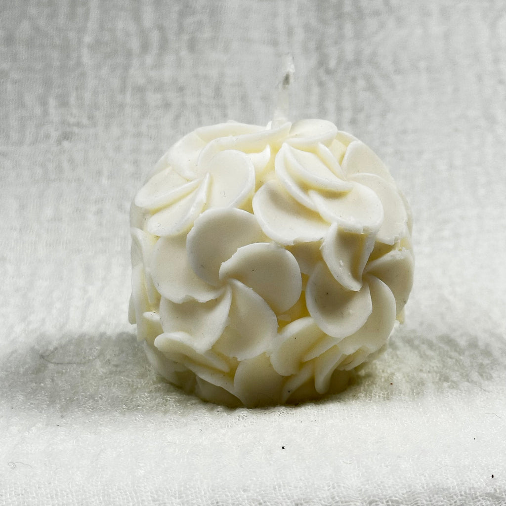 Vela Esfera Floral de Rosetas, color blanco. Diseño festivo y elegante, regalo de lujo con cera vegetal para mesas de celebración.