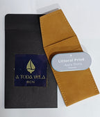 Packaging del perfume sólido unisex 'Aura Terra' de Litoral Privé: estuche metálico azul, funda de antelina y sobre negro, hecho en Barcelona.