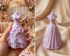 Collage de dos imágenes mostrando velas decorativas de cera lavanda con forma de vestido para celebraciones de quinceañera. A la izquierda, un diseño detallado sostenido en una mano durante una fiesta, y a la derecha, un diseño más sencillo sobre tela satinada beige