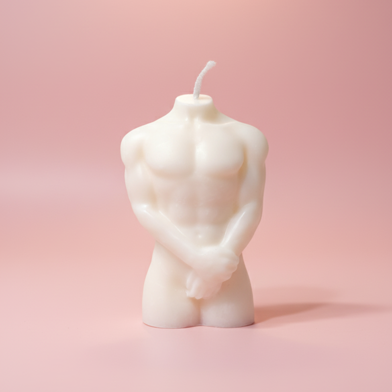Vela Torso Masculino Despedida, color blanco natural, figura atlética en cera de soja sobre un fondo rosado suave.