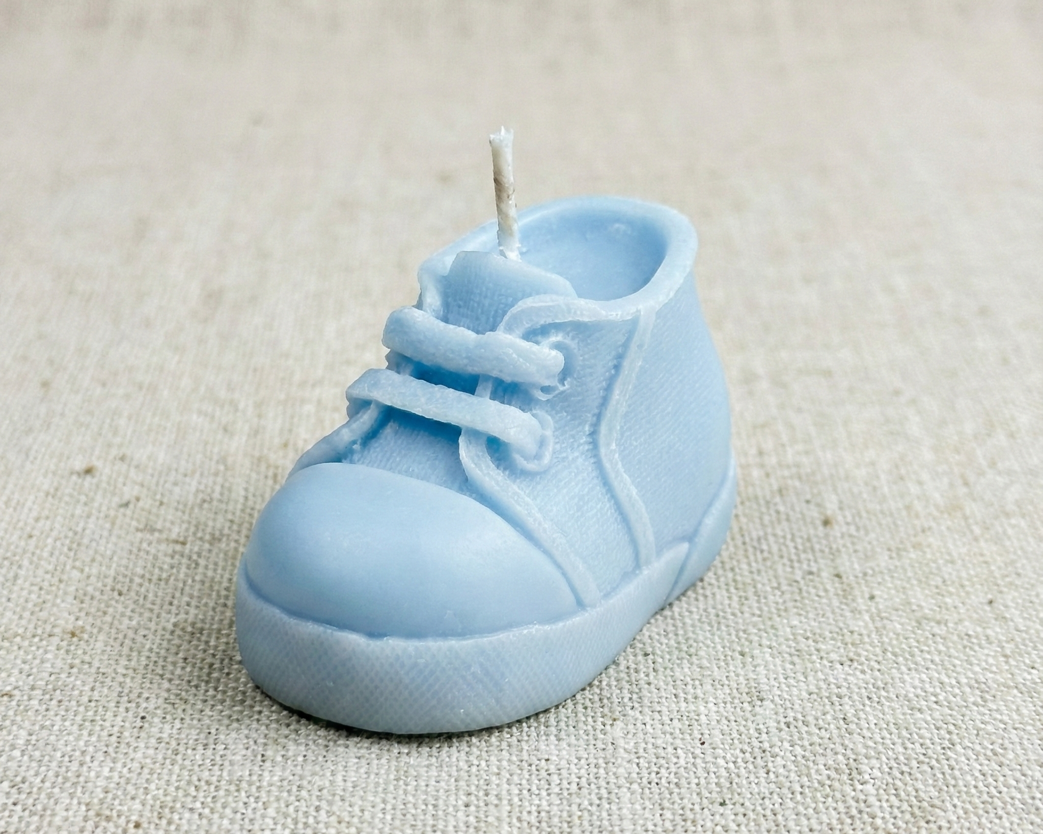 Vela recuerdo para Bautizo o Baby Shower forma zapatilla bebé azul pastel