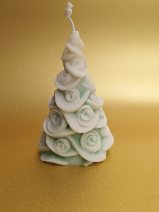 Vela de Navidad Rosas Nevadas artesanal, forma de árbol con delicadas rosas en relieve en blanco y verde, sobre un fondo dorado claro brillante.