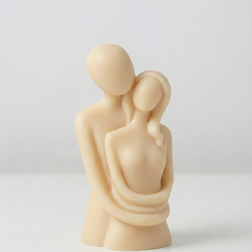 Vela escultural decorativa con forma de pareja abrazándose. Figura minimalista de cera en tono crema beige sobre fondo blanco, ideal para decoración romántica.