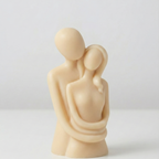 Vela escultural decorativa con forma de pareja abrazándose. Figura minimalista de cera en tono crema beige sobre fondo blanco, ideal para decoración romántica.