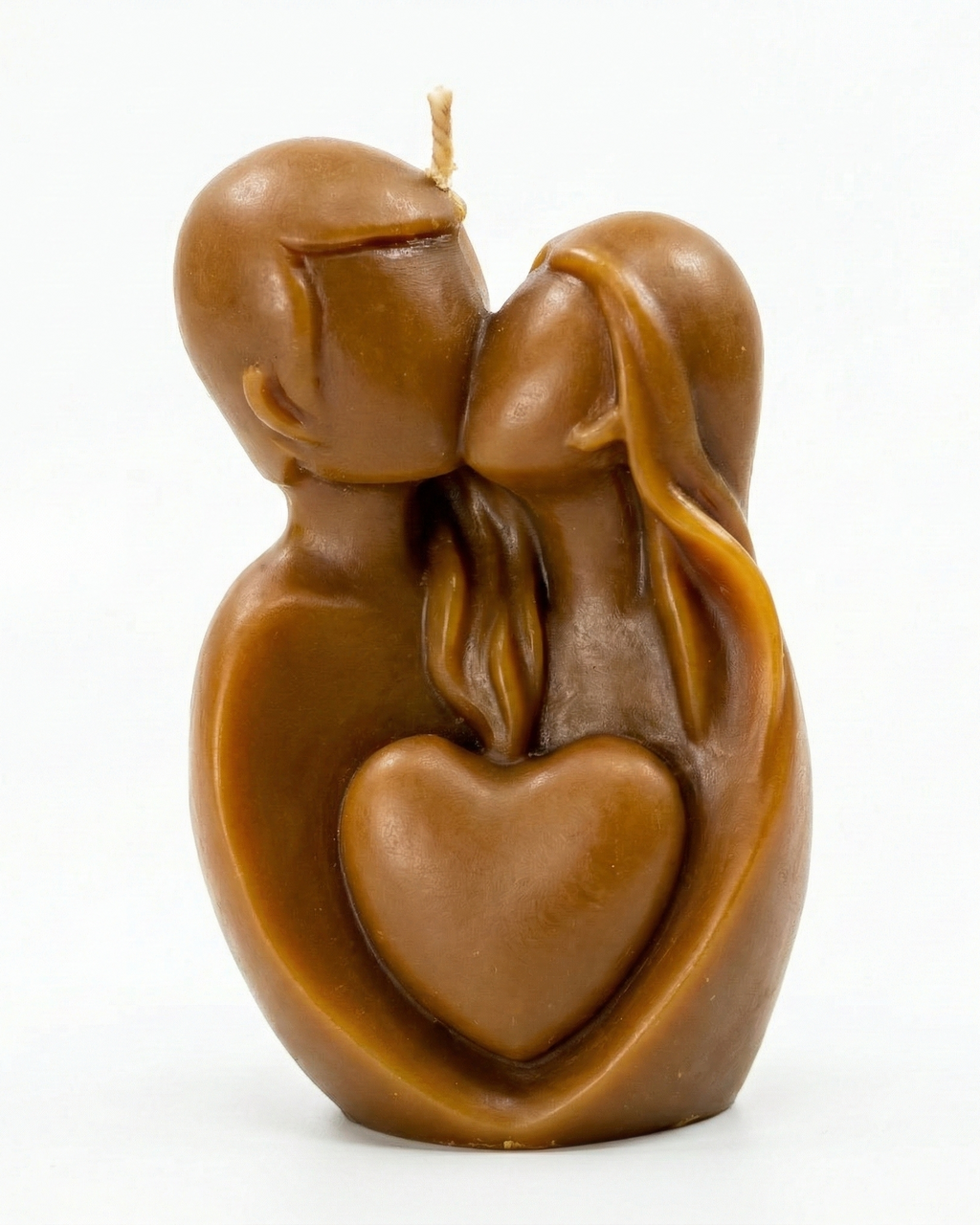 Vela escultural de pareja besándose con un corazón central. Figura decorativa de cera en color marrón caramelo, ideal para regalo romántico o de boda.