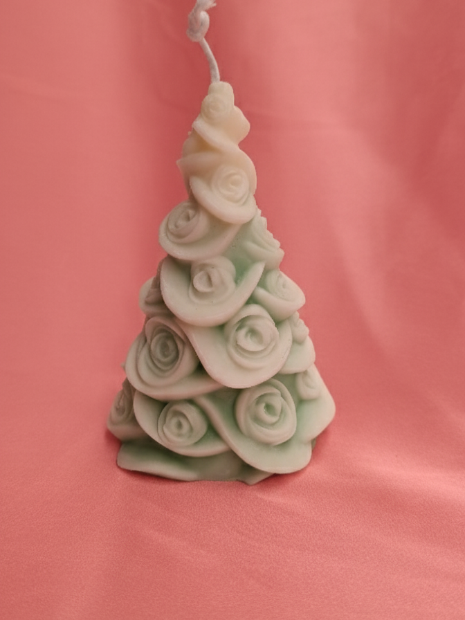 Vela Navidad Rosas Nevadas, diseño de árbol con rosas en relieve en tonos blanco y verde menta, sobre un fondo rojo claro vibrante.