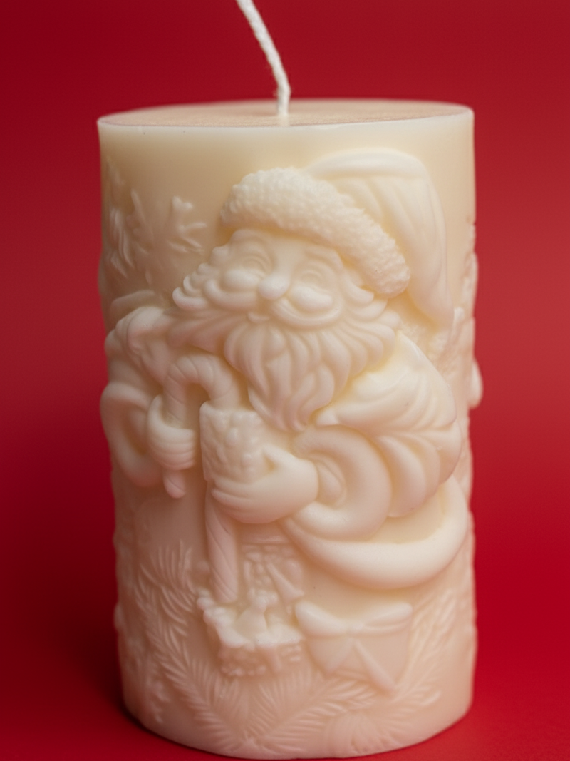 Vela Papá Noel Navideño, tallada en cera de soja, figura detallada con saco de regalos, brillo y contraste mejorados, sobre un fondo rojo suave