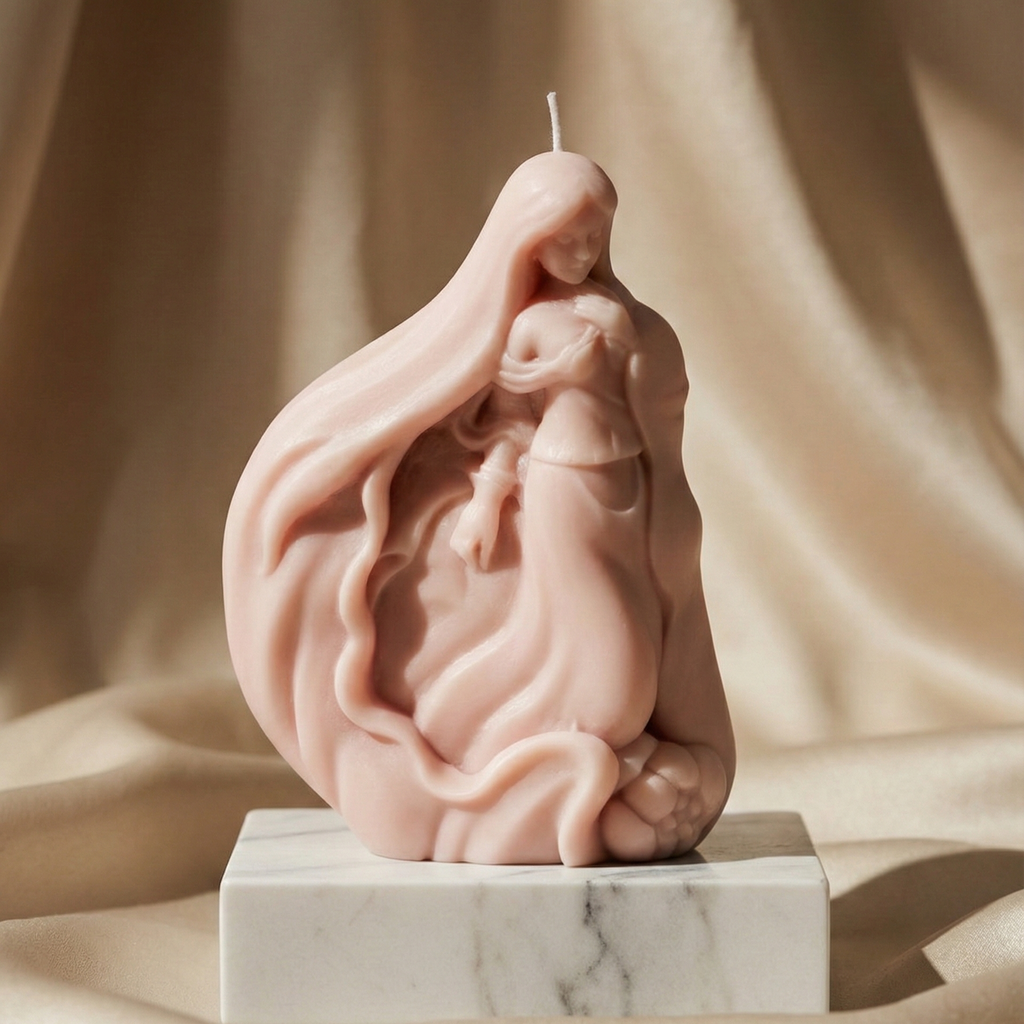 Vela figura simbólica de mujer para recuerdo de 15 años en color rosa pastel. Escultura de cera elegante para ceremonia de quinceañera sobre fondo beige champagne.